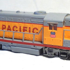 Ho-AHM Locomotive Engine GP-18 &quot;Union Pacific&quot; - Has Kadee couplers - Runs very well - No Box