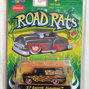 Jada 1:64 ROAD RATS - 1957 Chevy Suburban - Satin Schwarz mit Flammen! Neuwertig an der Karte - Das Auto kann Gebrauchsspuren oder kleinere Schäden aufweisen.