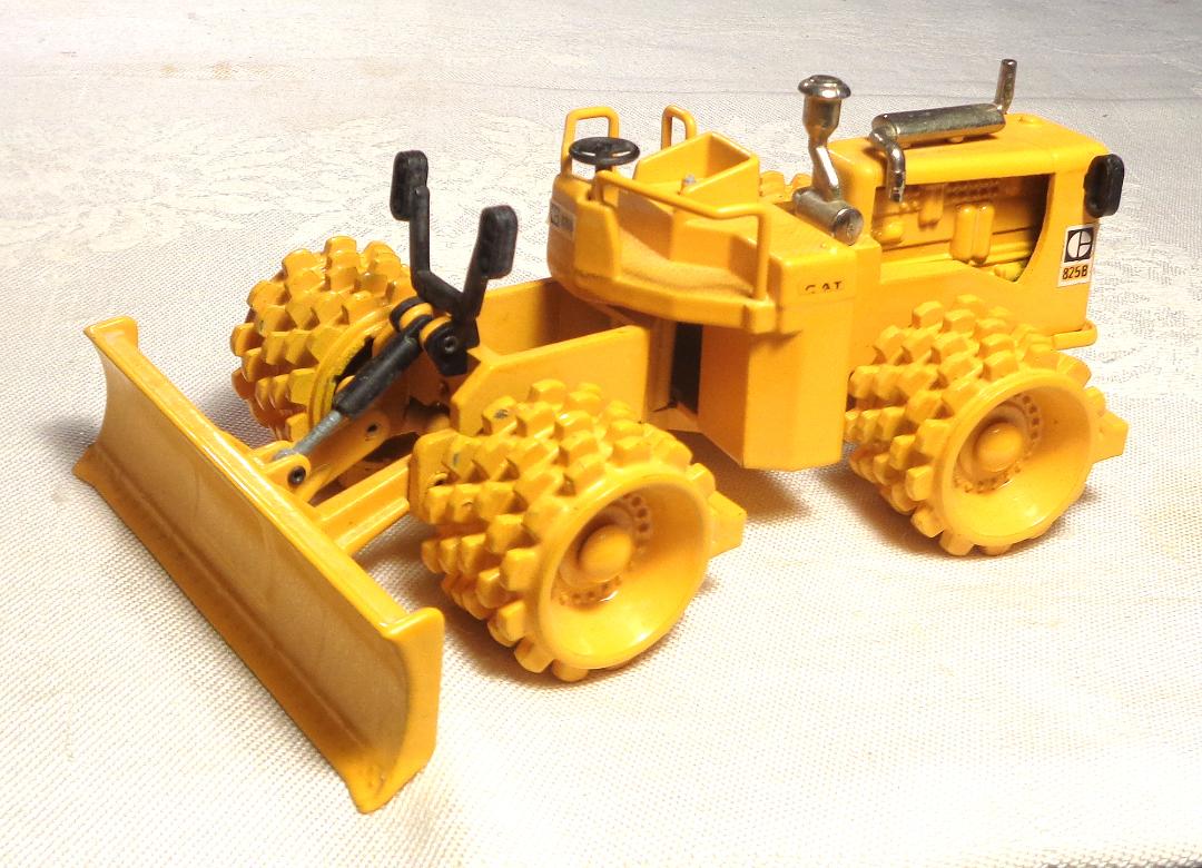 1/50 Caterpillar 825B Compactor - Near Mint Missing Its Seat - No Box ...