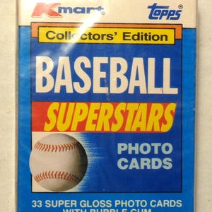 Könnte beinhalten: Eine Vintage-Packung mit Topps Baseball Superstars Fotokarten, mit einer Baseball-Grafik. Die Verpackung enthält die Logos von Kmart und Topps sowie den Text "Collectors' Edition" und "33 Super Gloss Photo Cards With Bubble Gum."