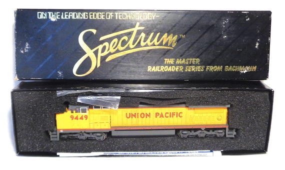 HO Bachmann Spectrum GE DASH 8-40CW Powered Diesel Engine - 