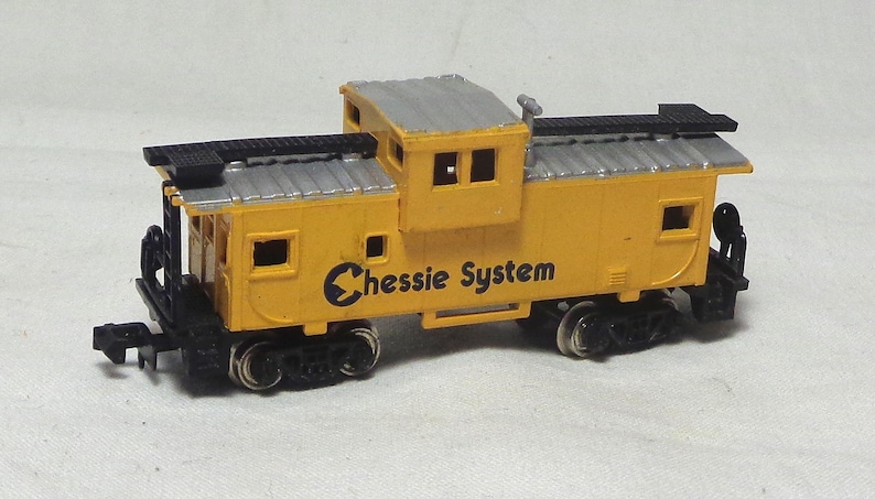 Bachmann HO Scale 36‘ Wide Vision Caboose – Chessie System, Premium Silver Serie, Modellbahn-Wagen