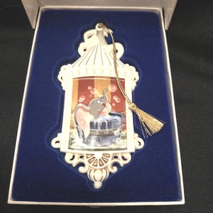 Adorno para árbol de Navidad de la Sociedad de Coleccionistas de Porcelana de Disney, Dumbo, 1995. ¡Nuevo en su caja original con documentación! Aproximadamente 5 pulgadas de alto.