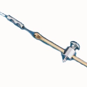 Puede incluir: Un compás de plata y latón con un brazo largo y ajustable. El compás se utiliza para dibujar círculos.