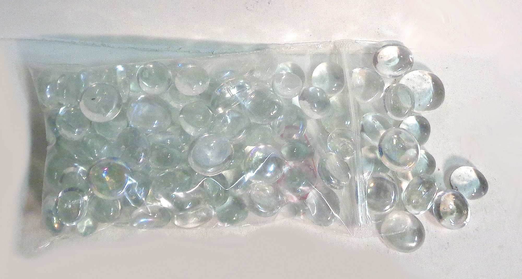 piedras transparentes de cristal para la decoración. cabochons de cristal,  azul y verde. fondo brillante abstracto Fotografía de stock - Alamy