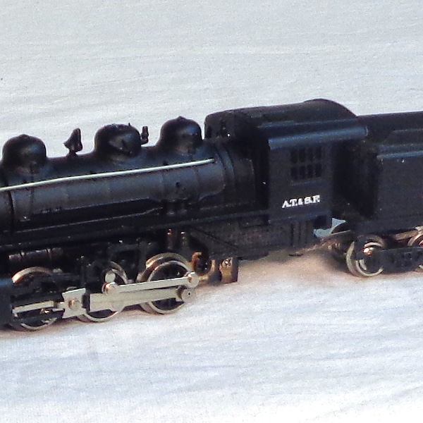 Échelle N - Moteur de locomotive à vapeur Atlas 0-6-0 avec annexe - « Santa Fe » 3283 - Le moteur est en bon état mais ne fonctionne pas sur la bonne voie - A besoin de réparation ou de PIÈCES.