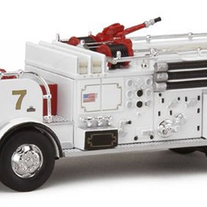 Peut inclure: Modèle de camion de pompiers blanc et noir avec des détails chromés. Le modèle porte le numéro 7, les lettres "G.S.C.C. F.D." et un petit drapeau américain. Il possède un équipement rouge et des pneus noirs.