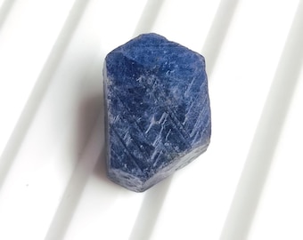 Naturalny niebieski szafir w stanie surowym: okaz minerału o masie 21,15 ct, kamień urodzeniowy września