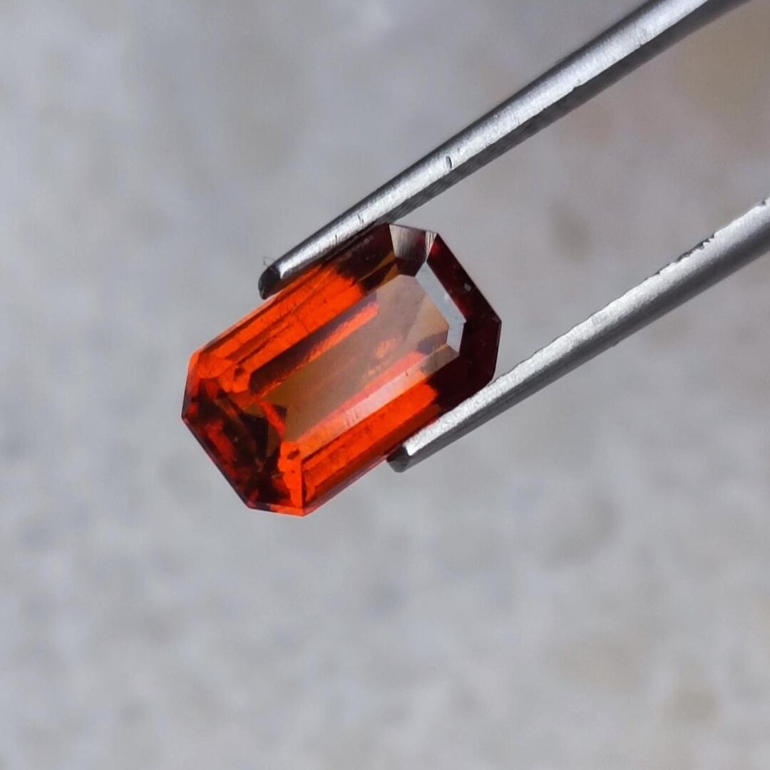 RARE !! HESSONITE ORANGE DE MADAGACAR : 2,43 CARATS ★★ p411.135t