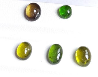 Wielokolorowe owalne kaboszony z turmalinu: partia kamieni szlachetnych o masie 6 karatów (7,6 x 5,7 x 4,1 mm)