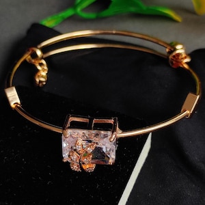 Très jolis bracelets en or et pierres cubiques, bijoux fantaisie élégants plaqués or au design cubique moderne.