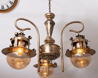 Lustre industrial vintage | Luminária steampunk em latão com cúpulas de vidro âmbar