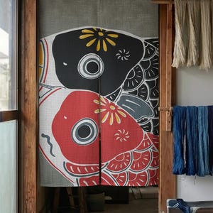 Cortina Noren de Linho com Arte Japonesa | Divisória de Ambientes Artesanal com Carpas Koi Pretas e Vermelhas | Decoração Tradicional para Portas, Decoração Exclusiva para Casa