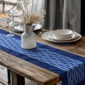 Shibori-löpare, blå tie dye-mönster - japansk bordsdekoration - byråhalsduk i bomull och linneblandning - höstdekoration till kök och matsal