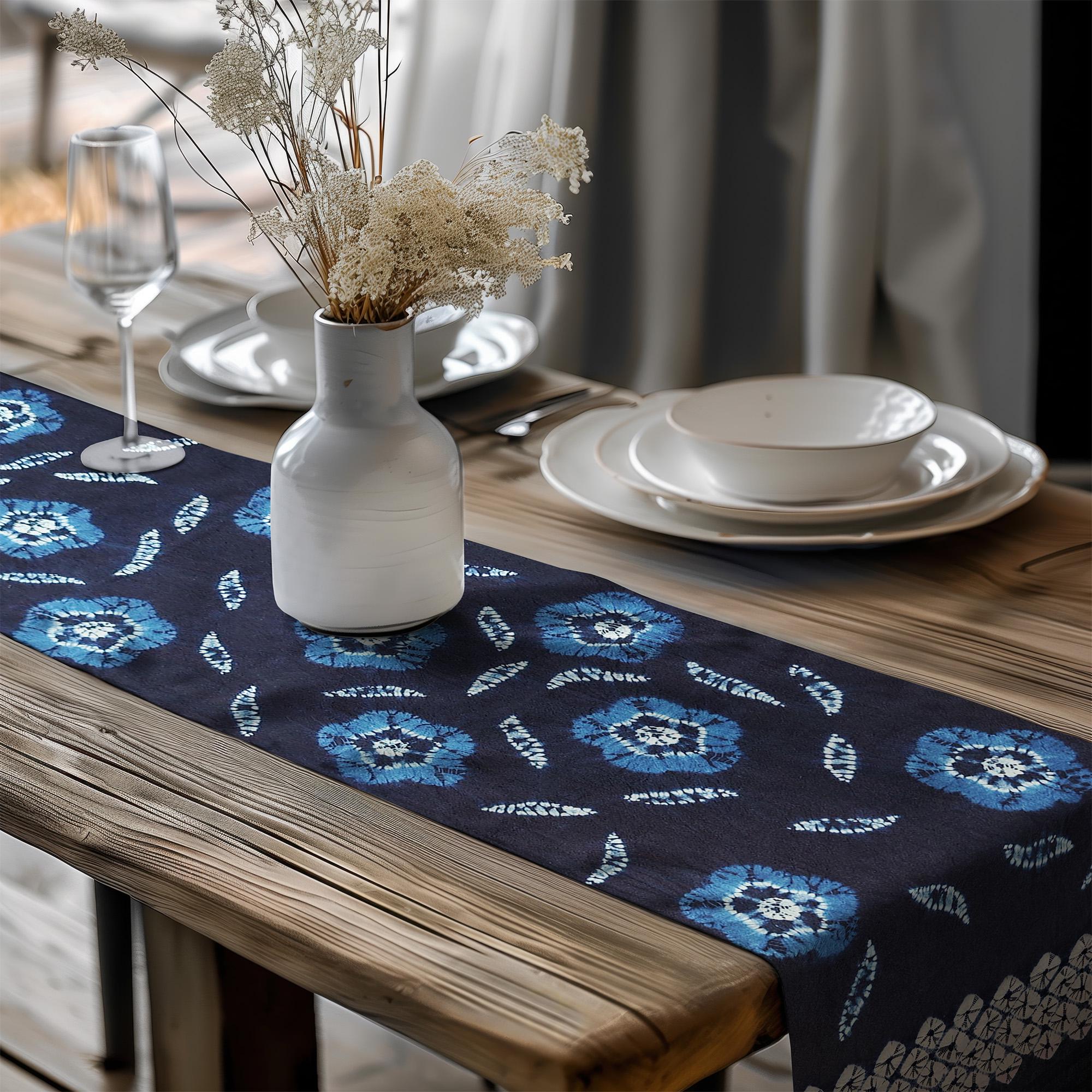 青い花のテーブルランナー、花柄のテーブルランナー、絞り染めの