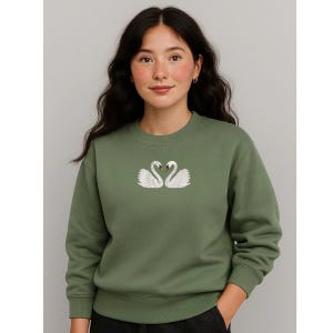 Schwan Paar Besticktes Sweatshirt: Gemütlicher Vogelliebhaber Rundhalsausschnitt, Verwaschene Farbe