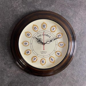 The Golden Era - Horloge murale en bois marron antique / Élégance intemporelle pour la maison et le bureau