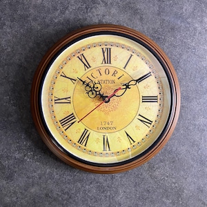 Horloge murale Victoria antique en bois au charme ancien – Une élégance intemporelle pour la maison et le bureau