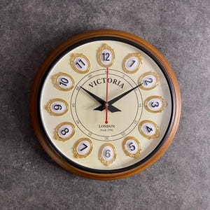 Horloge murale Victoria antique en bois au charme vintage – Une élégance intemporelle pour la maison et le bureau