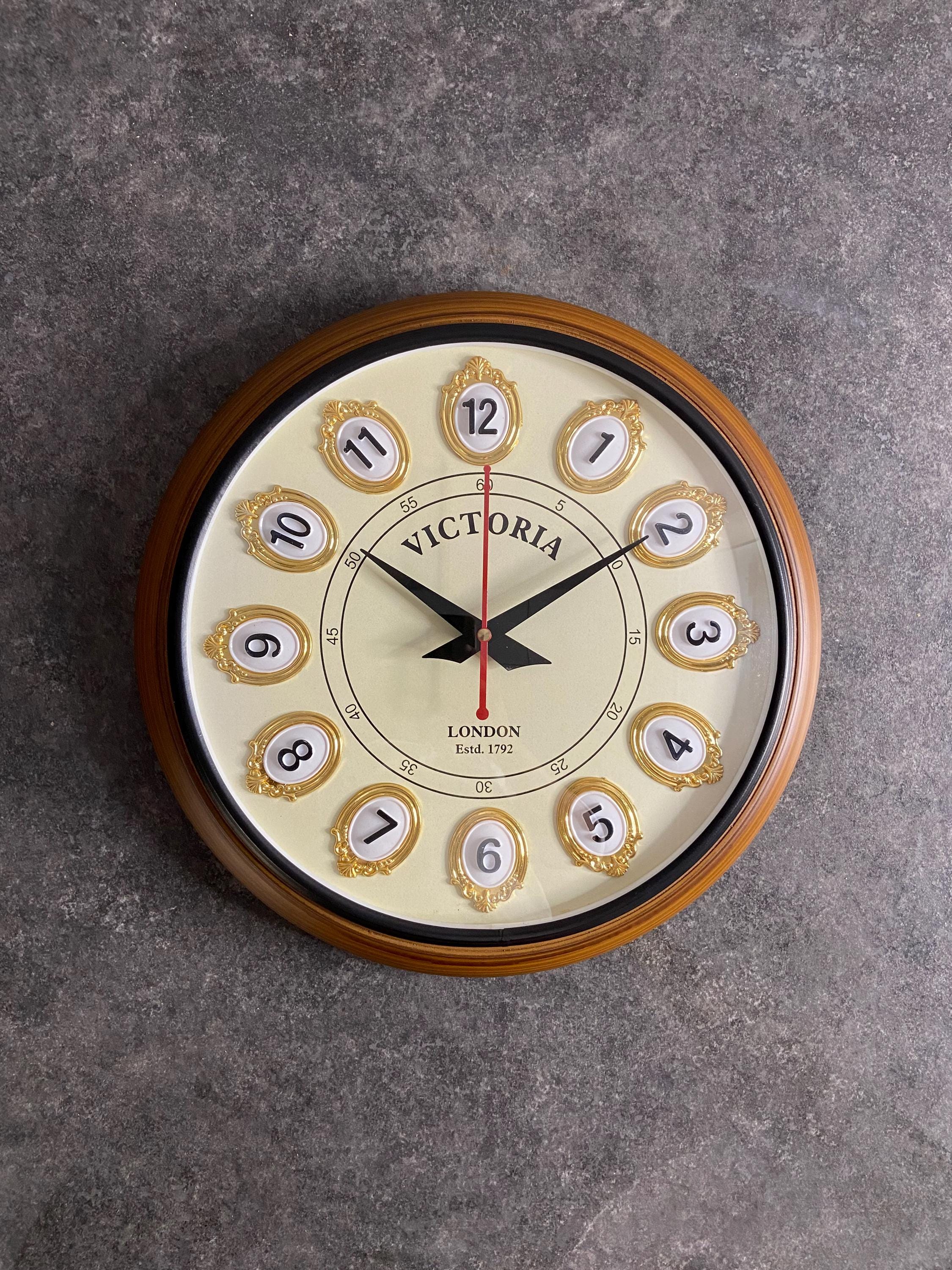 装飾的な魅力を持つアンティークビクトリア木製壁掛け時計