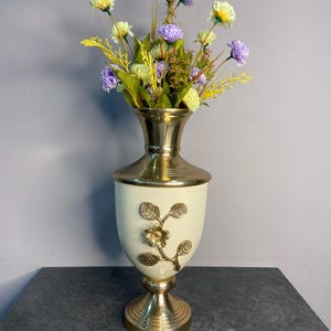 Handcrafted Trophy Vase: Elegant Off-White & Gold Aluminum Décor