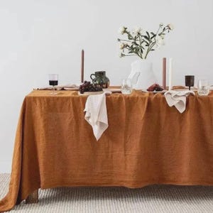 Puede incluir: Un letrero de madera rústico con el texto "Welcome to our home" en un estilo manuscrito. El letrero presenta un acabado envejecido y un diseño sencillo y acogedor, ideal para un porche o entrada.