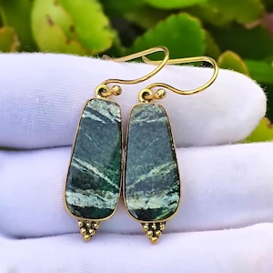 Pendientes de ópalo natural: Pendientes colgantes minimalistas de ópalo verde suizo en latón, chapados en oro de 18k/plata.