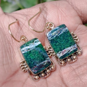 Pendientes de ópalo natural: Pendientes colgantes minimalistas rectangulares de ópalo verde suizo en latón, chapados en oro de 18k/plata.