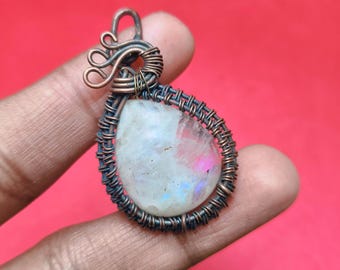 Colgante de piedra lunar hecho a mano con alambre enrollado: piedra curativa, joyería rústica