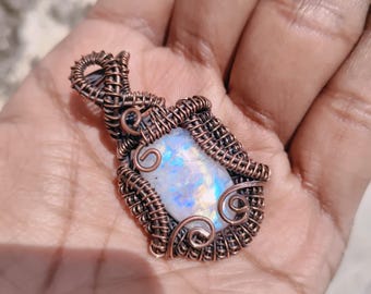 Colgante de piedra lunar arcoíris, colgante de alambre de cobre envuelto con piedra preciosa azul brillante, joyería hecha a mano