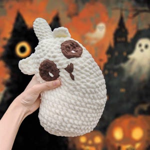 Kuslig katt virkmönster, Halloween kattunge amigurumi, vit svart katt heminredning plyschleksak gåva, läskig böjd kropp lutande huvud stor katt