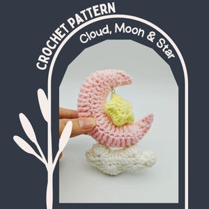 Könnte beinhalten: Häkelanleitung mit einem rosa Halbmond mit einem gelben Stern, einer weißen Wolke und dem Text "CROCHET PATTERN Cloud, Moon & Star". Die handgefertigten Artikel werden vor einem dunkelblauen Hintergrund präsentiert.