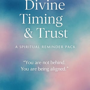 Puede incluir: Un paquete de recordatorios espirituales con las palabras "Divine Timing & Trust" en texto blanco sobre un fondo de acuarela con tonos azules, rosas y morados. También se incluye el texto "You are not behind. You are being aligned."