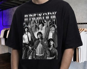 Camiseta Jungkook edición blanco y negro, estilo vintage unisex de los 90, inspirada en la cultura pop del K-Pop, ideal como regalo para un momento especial.