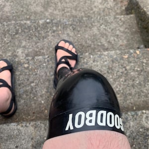 SECOND SKIN - Unisex fotlösa överknästrumpor i 0,4 mm svart latex - GOODBOY-bokstäver - Maskerad- och agendatox
