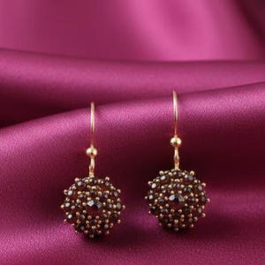 Vintage inspirierte Roter Granat Cluster Ohrringe, 14k Gelbgold überzogener handgemachter Schmuck für Frauen