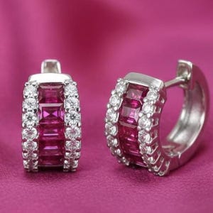 Röd rubin ädelsten Huggie Hoop örhängen, 14K vitguldpläterade små hoop örhängen, Eleganta rubin bröllopssmycken present till henne