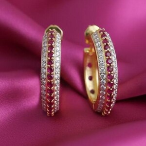 Red Ruby Diamond Huggie Hoop Earring, 14K vergulde kleine hoepel oorbellen, sierlijke bruiloft sieraden cadeau voor haar