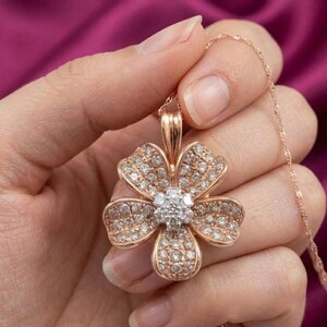 Wisiorek z moissanitem w szlifie okrągłym, naszyjnik z dwukolorowego złota 14K, wisiorek z kwiatowym wzorem w kształcie diamentów, elegancki prezent dla niej, delikatna biżuteria z kwiatami zdjęcie 3
