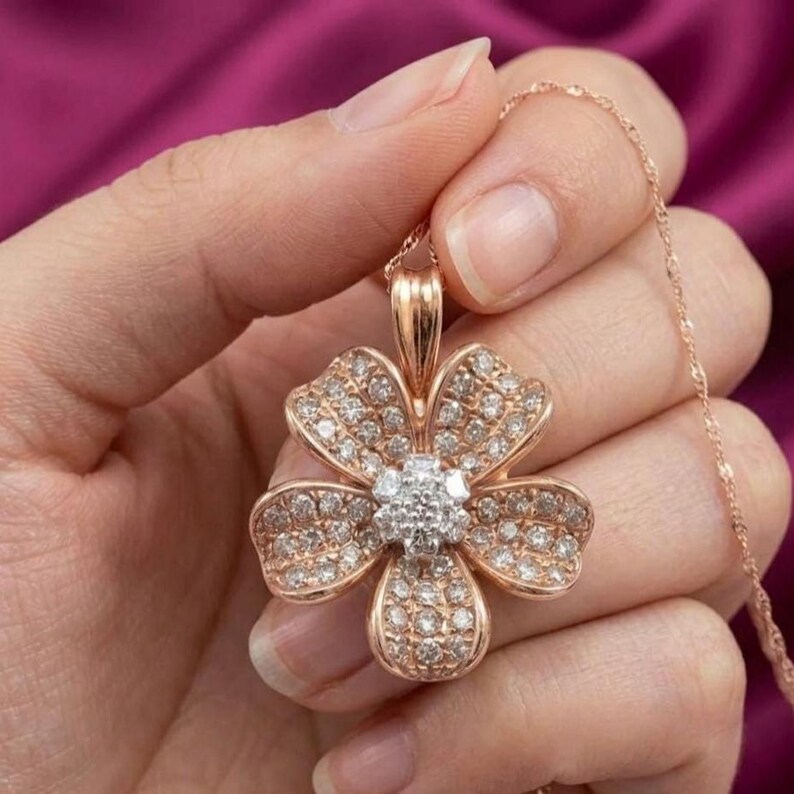Wisiorek z moissanitem w szlifie okrągłym, naszyjnik z dwukolorowego złota 14K, wisiorek z kwiatowym wzorem w kształcie diamentów, elegancki prezent dla niej, delikatna biżuteria z kwiatami zdjęcie 3