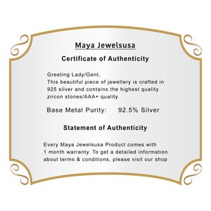 Op de afbeelding: Een certificaat van echtheid van Maya Jewelsusa, met een gouden rand en decoratieve krullen. De tekst vermeldt dat de sieraden zijn vervaardigd in 925 zilver met zirkonen. Het vermeldt ook een garantie van 1 maand.