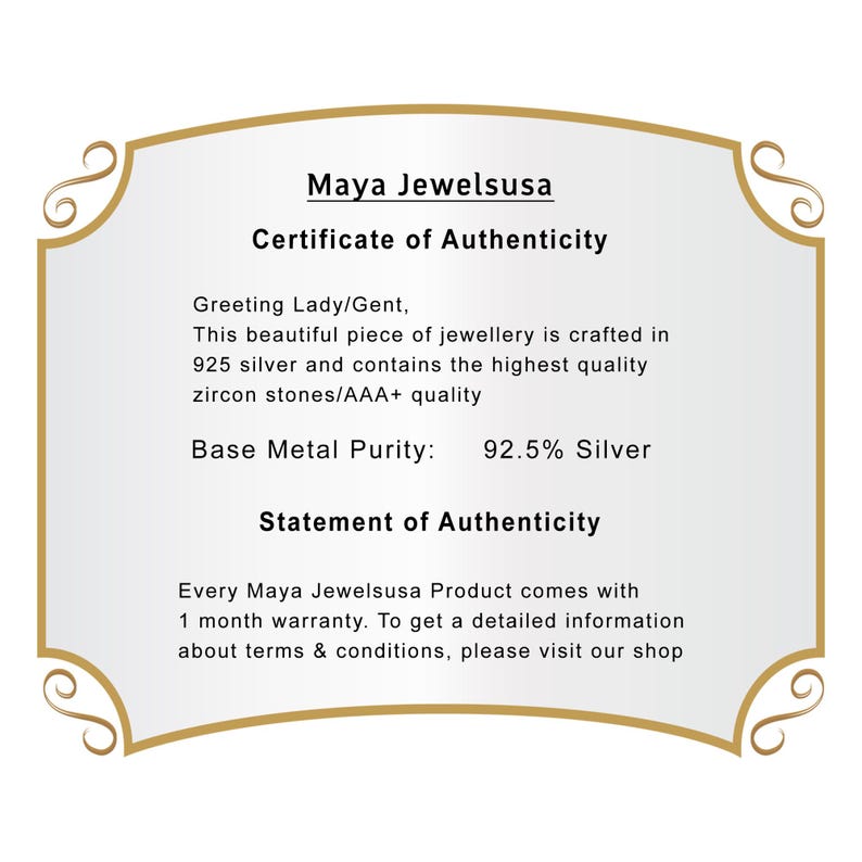 Op de afbeelding: Een certificaat van echtheid van Maya Jewelsusa, met een gouden rand en decoratieve krullen. De tekst vermeldt dat de sieraden zijn vervaardigd in 925 zilver met zirkonen. Het vermeldt ook een garantie van 1 maand.