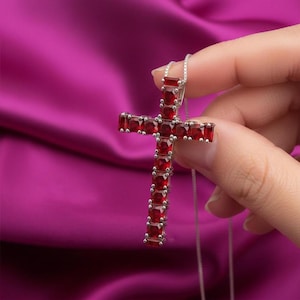 Colar com pingente de cruz em granada vermelha, banhado a ouro 14K, ideal para presentes de Natal, joia artesanal em prata de lei 925.