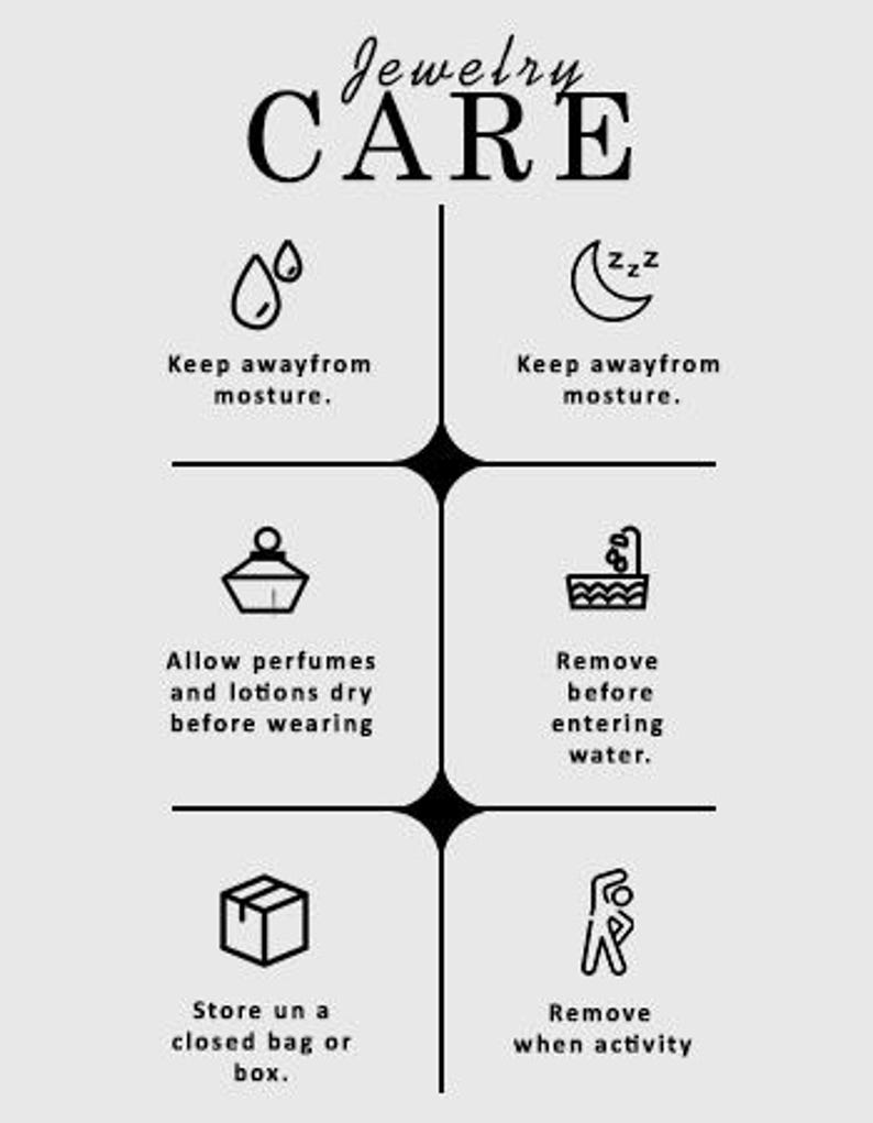 Op de afbeelding: Een lichtgrijze afbeelding met de woorden "Jewelry CARE" en verzorgingsinstructies. De instructies omvatten het weghouden van sieraden van vocht, parfums, water en activiteit, en het opbergen in een gesloten zak of doos.