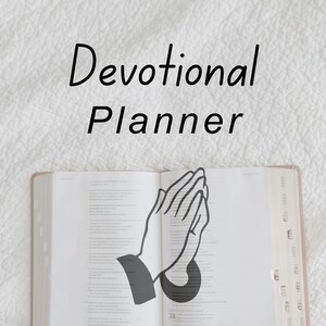 Könnte beinhalten: Ein offenes Buch mit den Worten "Devotional Planner" in schwarzer Schrift. Eine Schwarz-Weiß-Illustration von betenden Händen befindet sich auf den offenen Seiten. Das Buch hat einen hellbraunen Einband und liegt auf einer weißen, strukturierten Oberfläche.