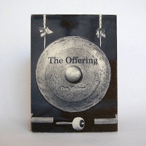 The Offer, un libro de banderas de edición limitada de Don Widmer