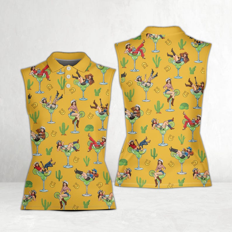 Pu&ograve; includere: Polo senza maniche giallo con un motivo ripetuto di cowgirl in bicchieri da margarita, cactus e ferri di cavallo. La camicia ha un colletto e tre bottoni.