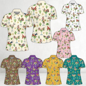 Pu&ograve; includere: Una collezione di polo a maniche corte in vari colori, ognuna con un motivo ripetuto di una donna in un bicchiere da martini, cactus e ferri di cavallo. Le camicie hanno un colletto e una chiusura con bottoni.