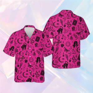 Puede incluir: Una camisa de manga corta con botones en color rosa brillante con un estampado gráfico negro de gatos, lunas crecientes, soles, serpientes, polillas, cristales, velas, frascos y manos con símbolos, con cuello clásico y botones blancos.