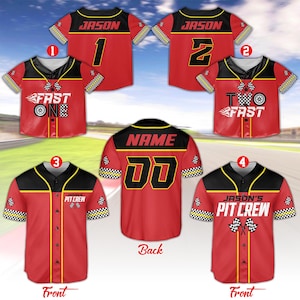 Op de afbeelding: Rode en zwarte honkbalshirts met verschillende ontwerpen. Sommige shirts hebben de naam "JASON" en nummers, andere tonen race-thema graphics en tekst zoals "FAST ONE" en "PIT CREW".